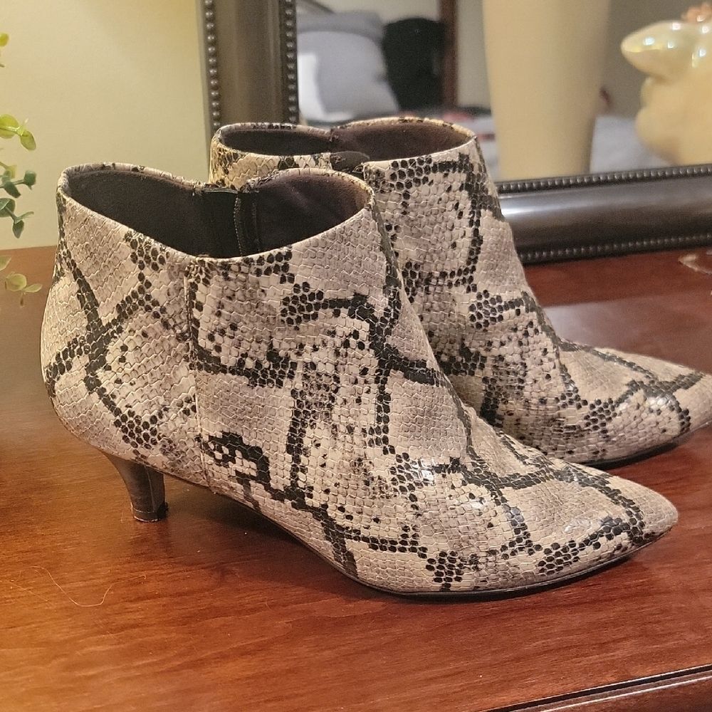 Clarks Snakeskin Ankle Boots Sz 9